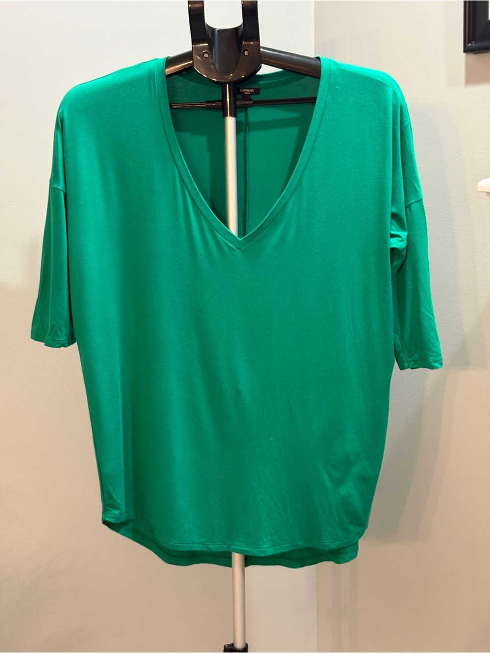 Express V-Neck 3/4 sleeve London Tee